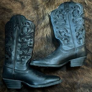 Women’s black Twisted X round toe boot